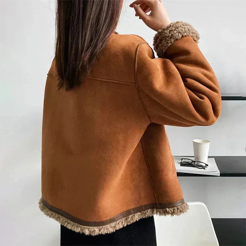 Braune Damenjacke mit weichem Kuschelfutter und praktischem Reißverschluss, ideal für kalte Tage.