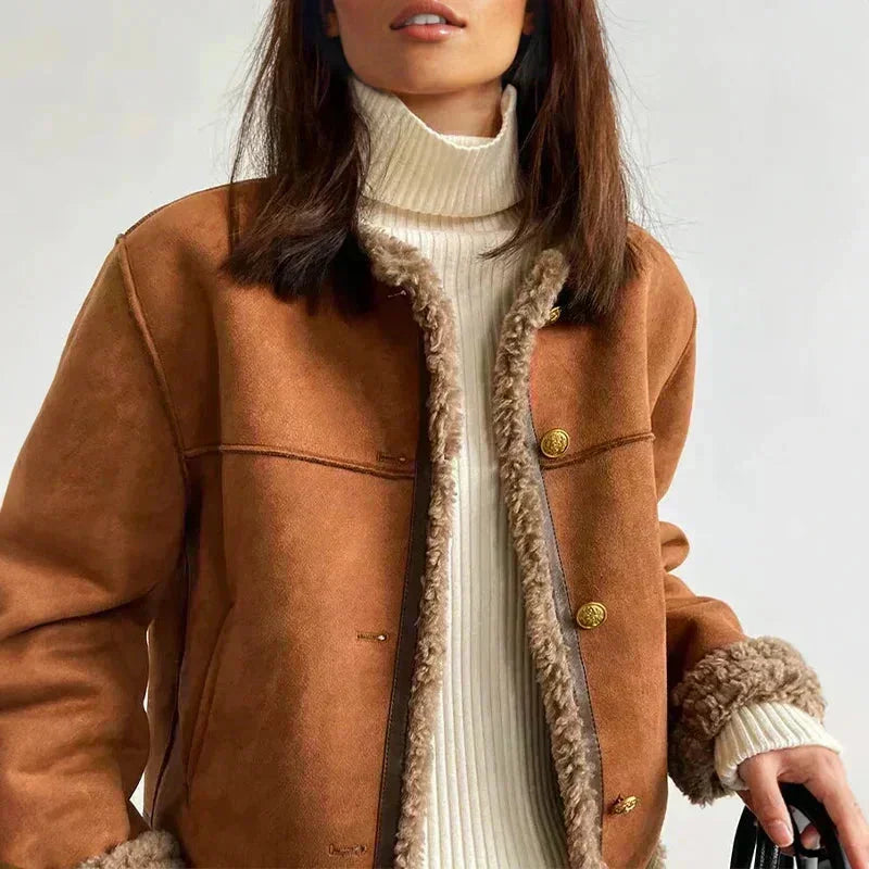 Damenjacke in Braun mit weichem Kuschelfutter und praktischen Taschen für kühle Tage. Ideal für den Alltag.
