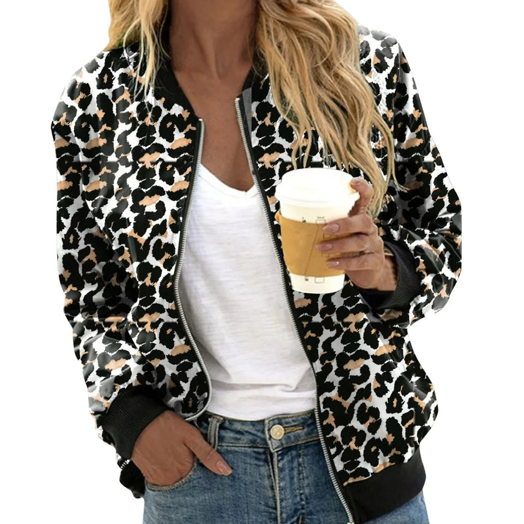 Braune Damenjacke mit trendigem Leopardenmuster, aus weichem, leichtem Material, ideal für lässige Outfits.