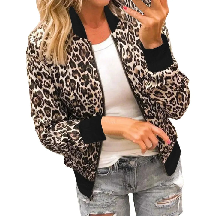Hellbraune Damenjacke mit trendigem Leopardenmuster, aus leichtem Material, ideal für die Übergangszeit und vielseitig…