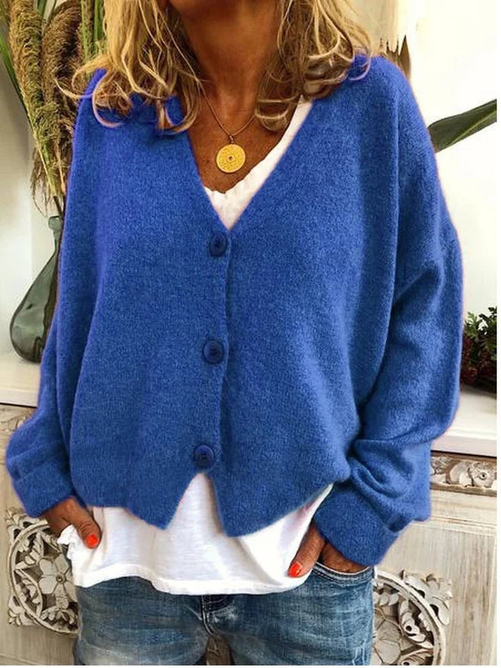 Damenkurzstrickjacke in Blau mit V-Ausschnitt, Knöpfen und weichem Material, ideal für lässige Outfits.