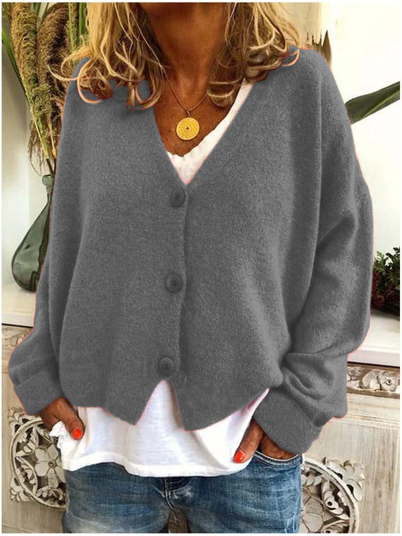 Grau Damenkurzstrickjacke mit V-Ausschnitt, Knöpfen und weichem Material, ideal für lässige Anlässe und modische Outfits.