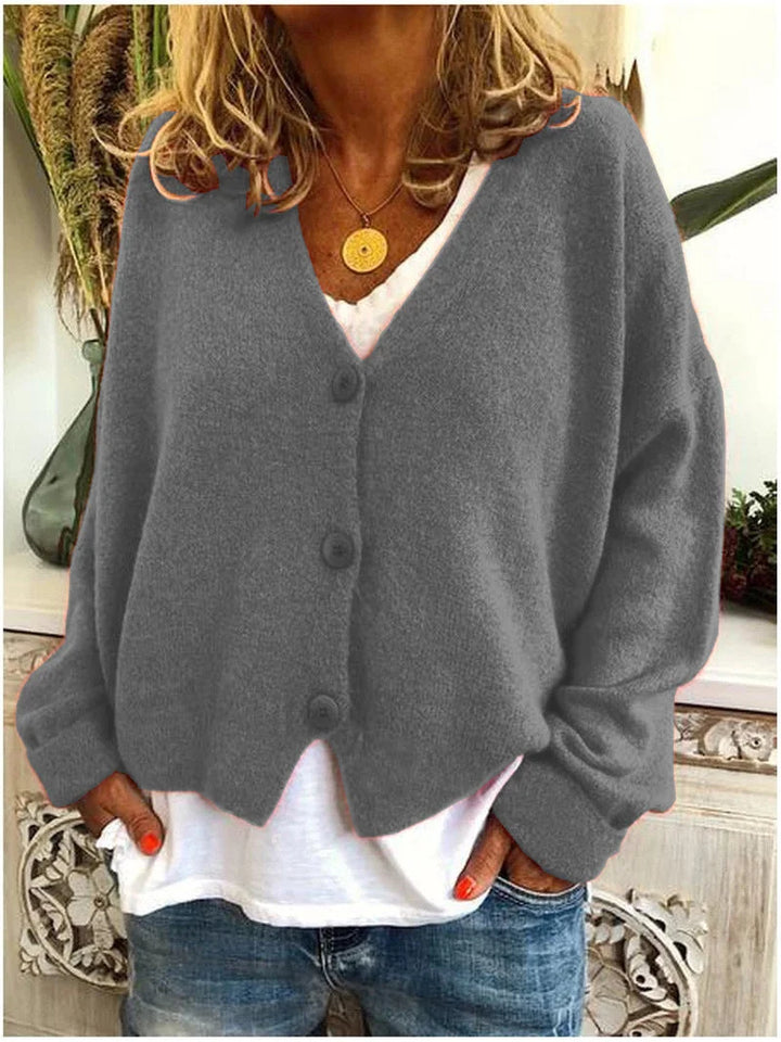 Grau Damenkurzstrickjacke mit V-Ausschnitt, Knöpfen und weichem Material, ideal für lässige Anlässe und modische Outfits.