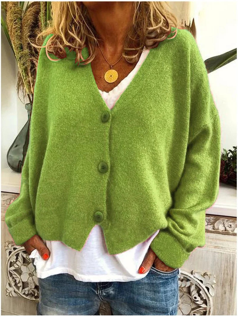 Damenkurzstrickjacke in Hellgrün, V-Ausschnitt, mit Knöpfen, aus weichem Material für angenehmen Tragekomfort.