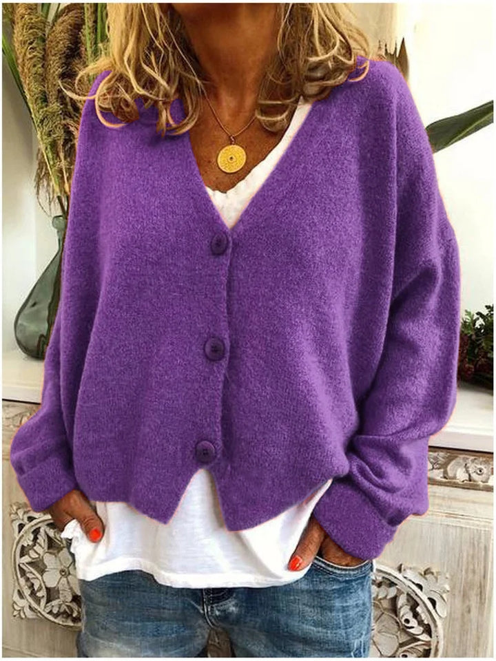 Lila Damenkurzstrickjacke mit V-Ausschnitt, Knöpfen und weichem Material für komfortable Passform und lässigen Stil.