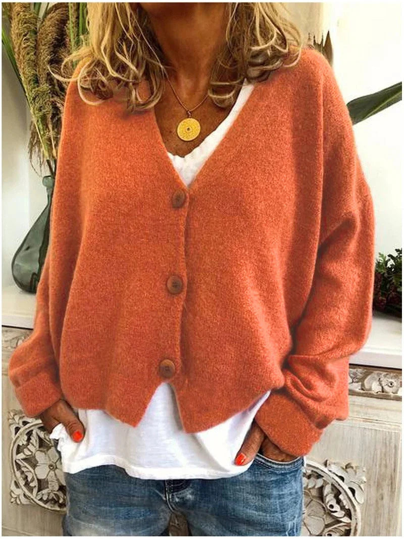 Damenkurzstrickjacke in Orange, V-Ausschnitt, Knöpfe, weicher Strickmaterial, lässiger Schnitt für Alltag und Freizeit.