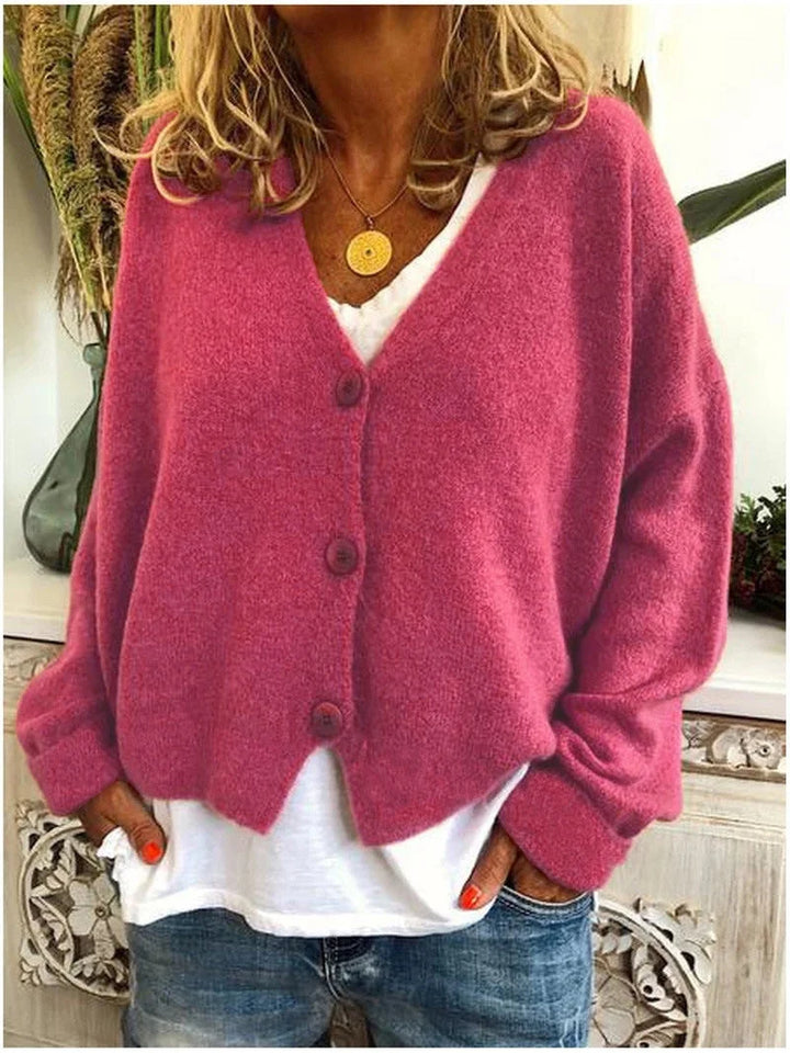Rosenrote Damenkurzstrickjacke mit V-Ausschnitt, Knöpfen und weichem Material für einen lässigen Look.