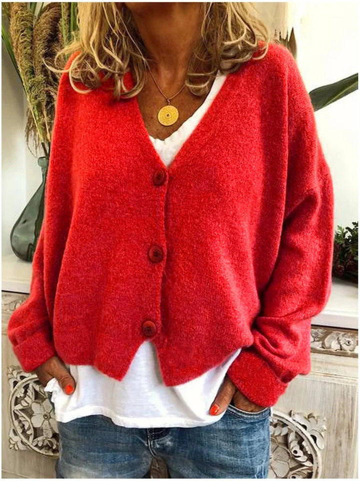 Rote Damenkurzstrickjacke mit V-Ausschnitt und Knöpfen, aus weichem Strickmaterial, ideal für lässige Outfits.