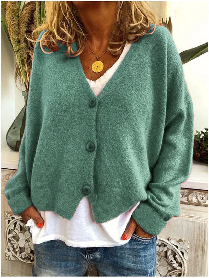 Alt-Text: See-blaue Damenkurzstrickjacke mit V-Ausschnitt, Knöpfen und weichem, atmungsaktivem Material. Ideal für den…