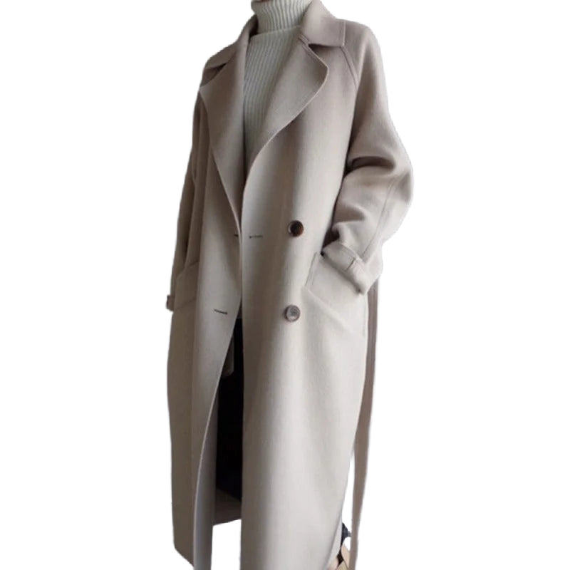 Eleganter beige Damenmantel aus weichem Stoff mit Gürtel und dekorativen Knopfdetails für stilvolle Outfits.
