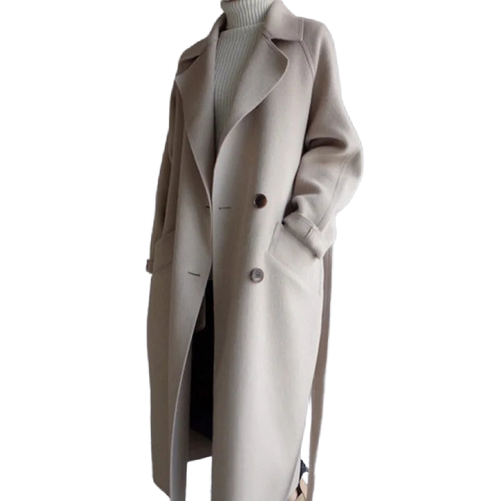 Eleganter beige Damenmantel aus weichem Stoff mit Gürtel und dekorativen Knopfdetails für stilvolle Outfits.