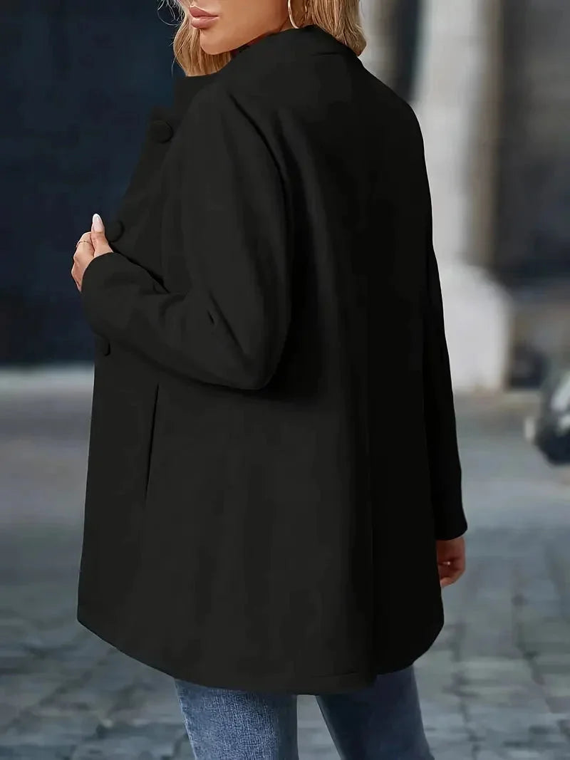 Damenmantel aus weichem Baumwollgewebe, mit Stehkragen und eleganter Knopfleiste, ideal für kühle Tage.