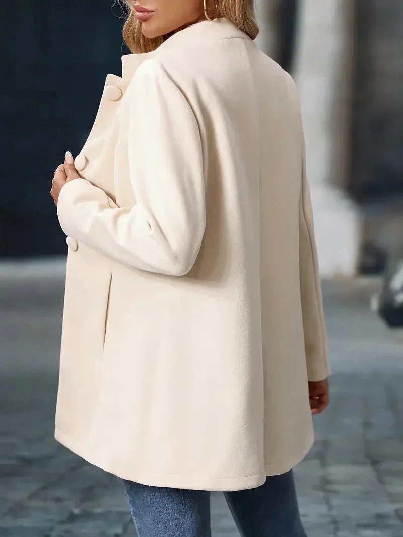 Damenmantel mit Stehkragen, eleganter Knopfleiste und weichem Wollmaterial in klassischem Schnitt, ideal für kühle Tage.