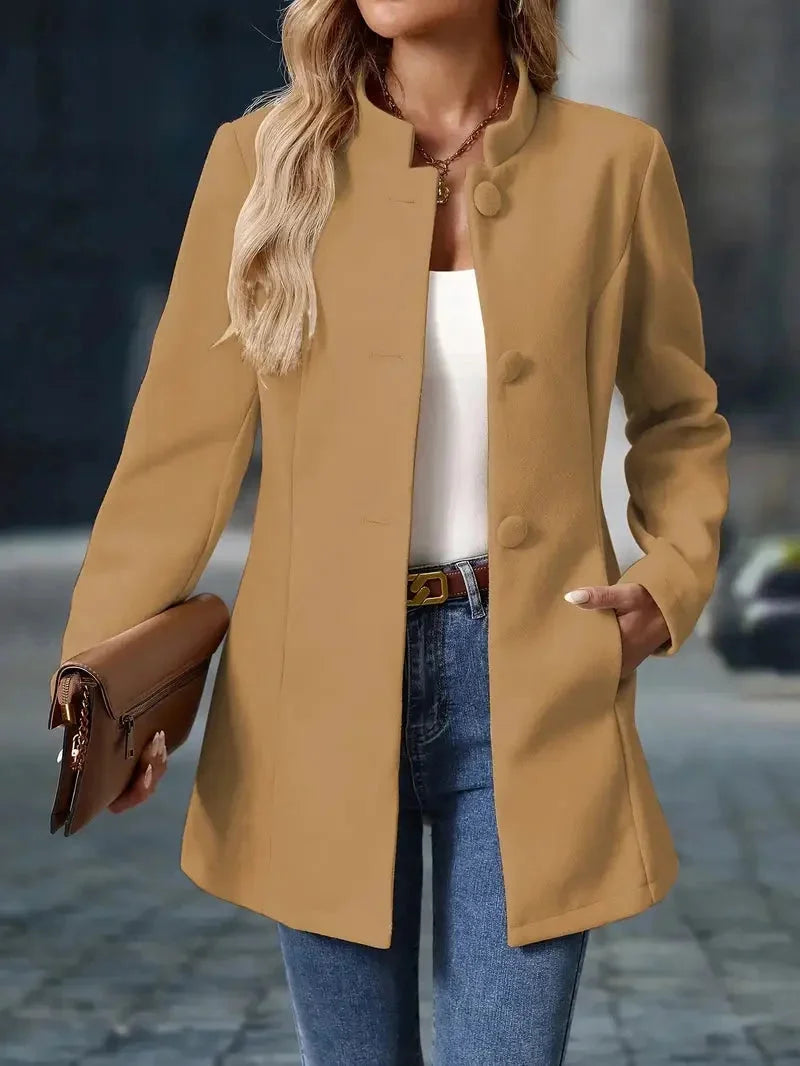 Damenmantel aus weichem Wollmix mit Stehkragen und eleganter Knopfleiste, ideal für die Übergangszeit.