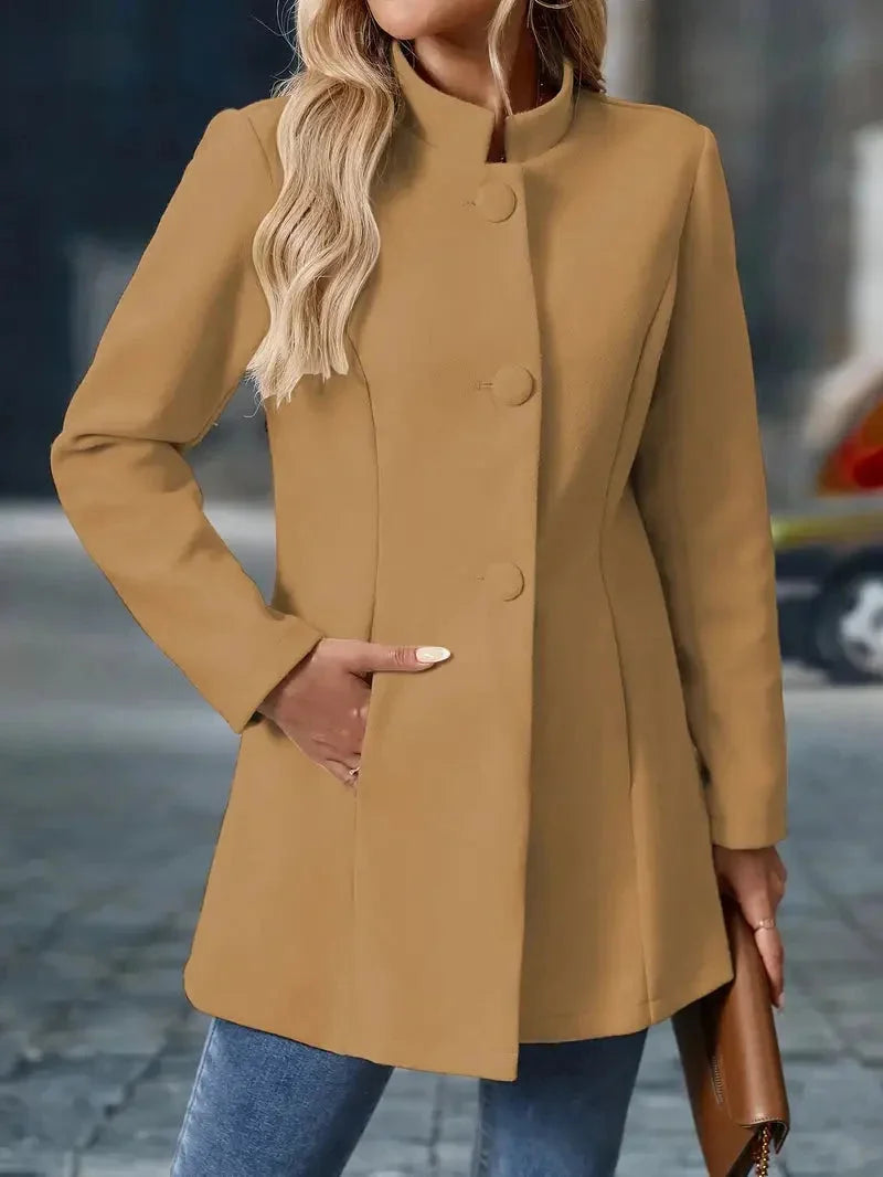 Damenmantel mit Stehkragen, eleganter Knopfleiste und weichem, warmem Material für den Winter.