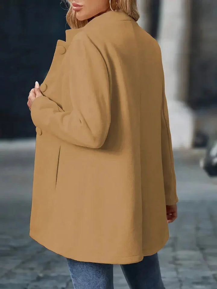 Damenmantel mit Stehkragen, eleganter Knopfleiste und weichem Material, ideal für kühle Tage und vielseitige Outfits.