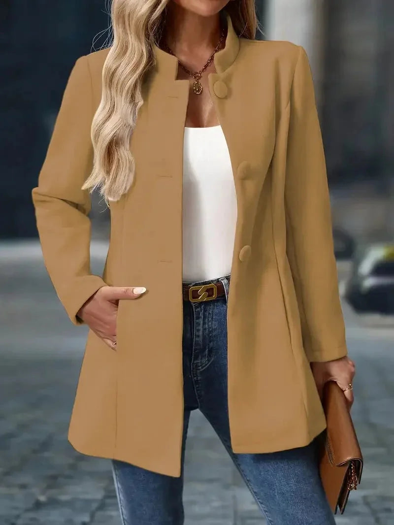 Damenmantel in Camel mit Stehkragen, eleganter Knopfleiste und weichem Material für einen stilvollen Look.
