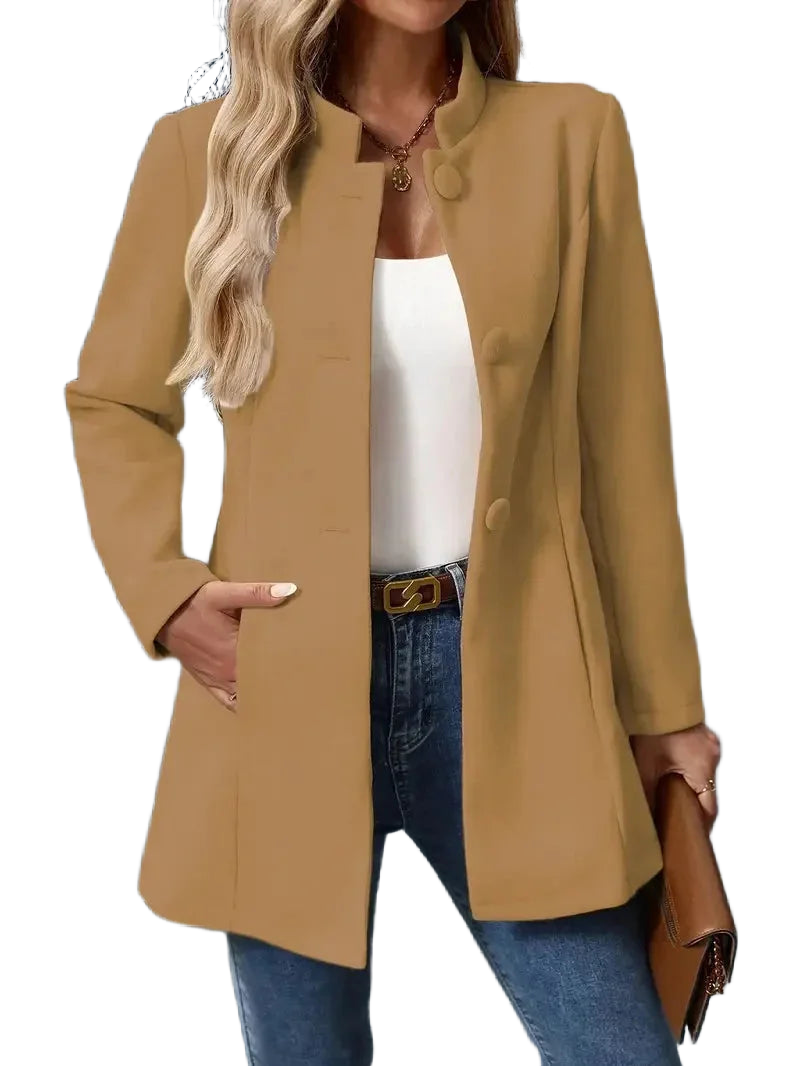 Damenmantel in Camel mit Stehkragen, eleganter Knopfleiste und weichem Material für einen stilvollen Look.