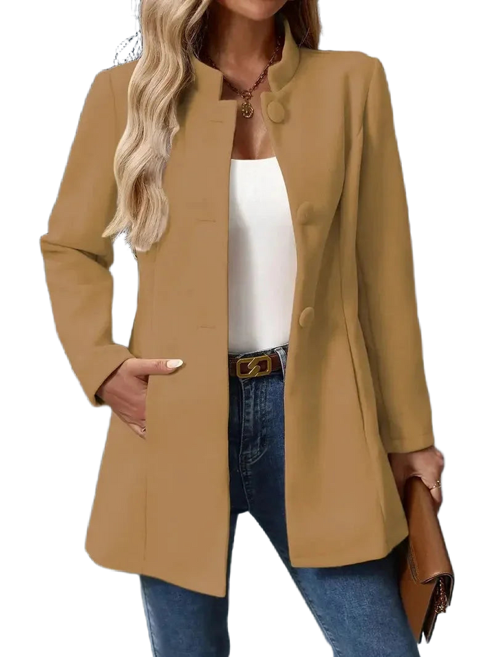 Damenmantel in Camel mit Stehkragen, eleganter Knopfleiste und weichem Material für einen stilvollen Look.