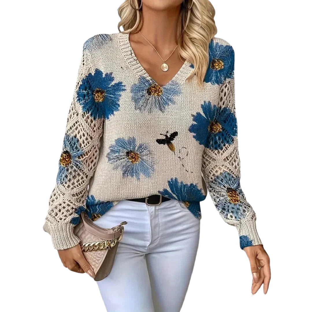 Blauer Damenpullover mit floralen Mustern und Häkel-Details, weich gestrickt aus Baumwollmischung für Bequemlichkeit.