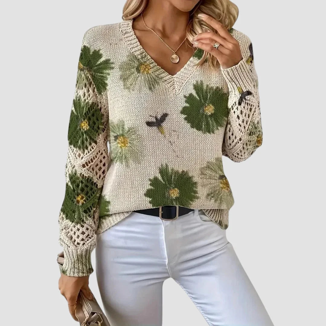Damenpullover aus weichem Baumwollmix mit buntem Blumenmuster und filigranen Häkel-Details an den Ärmeln.