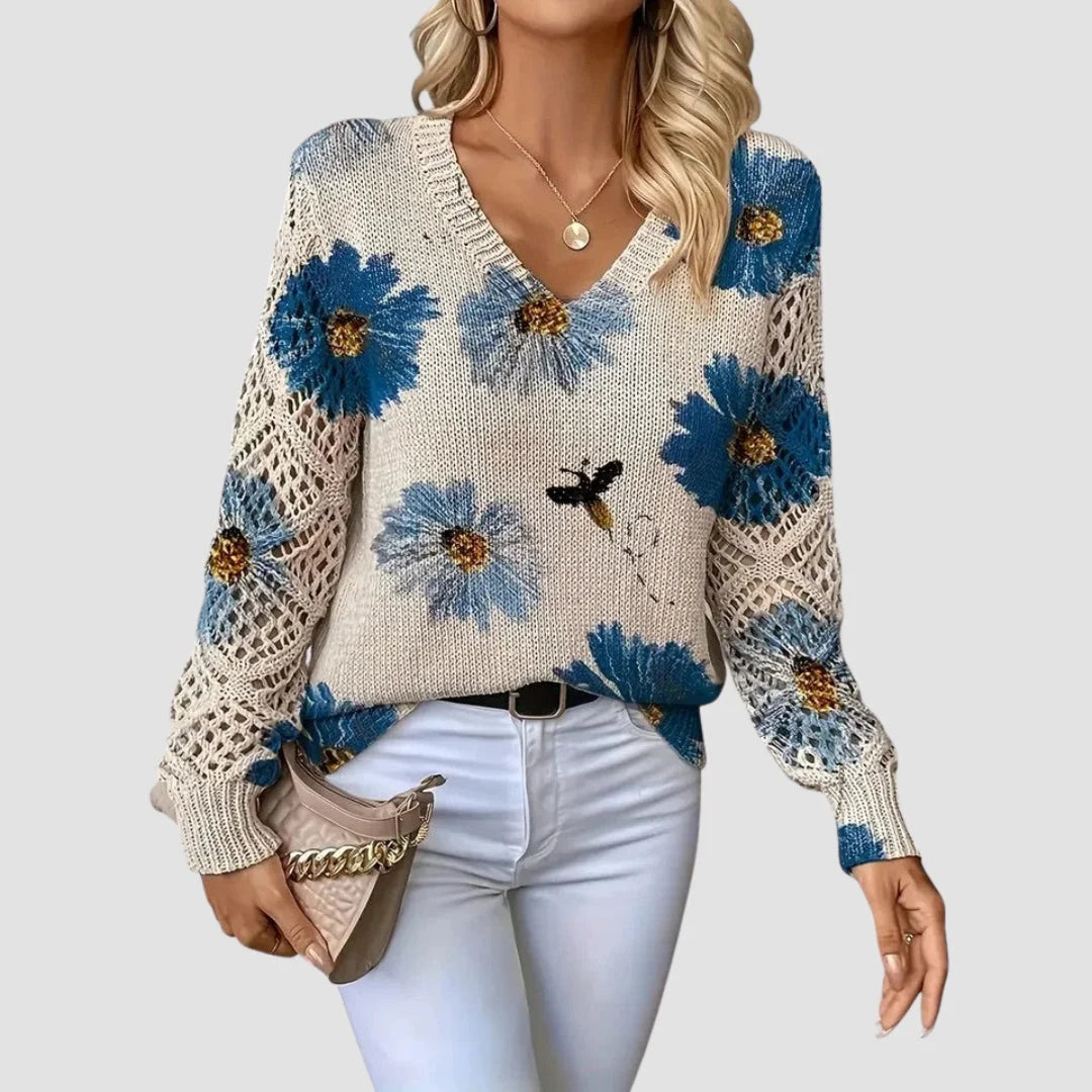 Blauer Damenpullover mit floralen Mustern und Häkel-Details, weich gestrickt aus Baumwollmischung für Bequemlichkeit.