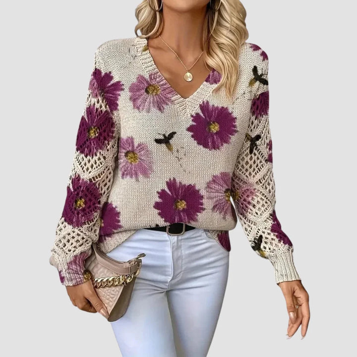 Violetter Damenpullover mit Blumenmuster, Häkel-Details und weichem Material für besonderen Tragekomfort.