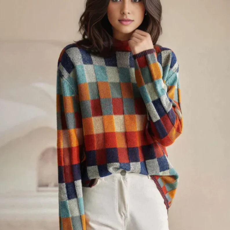 Damenpullover aus weichem Material mit buntem Karomuster und praktischem Rollkragen für gemütlichen Tragekomfort.