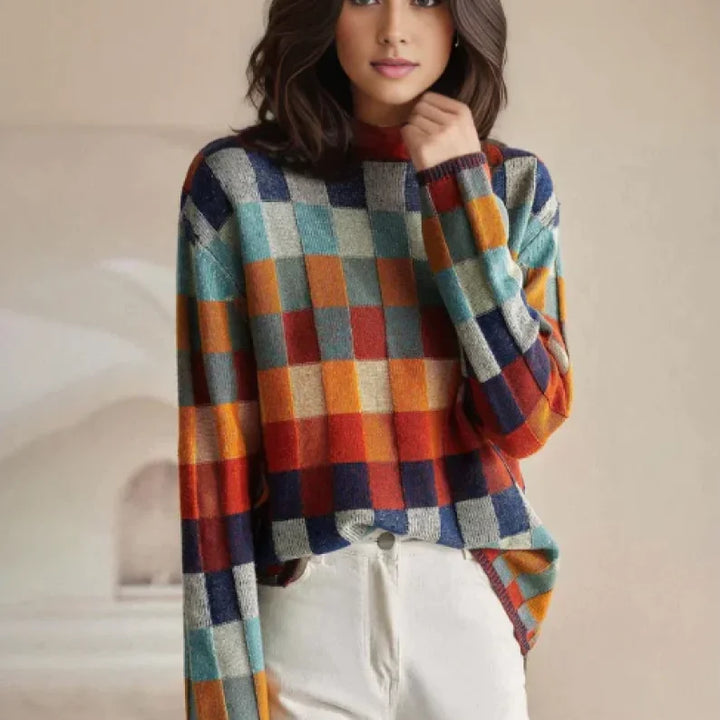 Damenpullover aus weichem Material mit buntem Karomuster und praktischem Rollkragen für gemütlichen Tragekomfort.