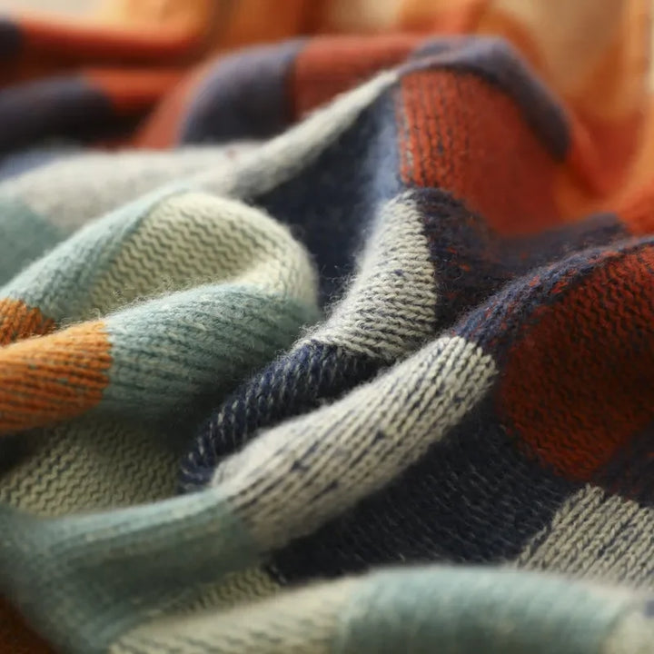 Damenpullover aus weichem Material mit farbigem Karomuster und Rollkragen, ideal für gemütliche Herbsttage.