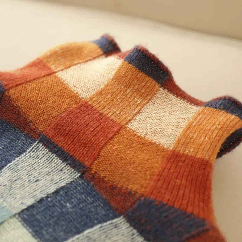 Damenpullover aus weichem Material mit farbigem Karomuster und Rollkragen für extra Wärme und Stil.