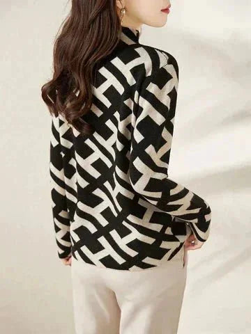 Damenpullover aus Baumwollmischung mit geometrischem Schwarz-Weiß-Muster und Rundhalsausschnitt für lässigen Look.