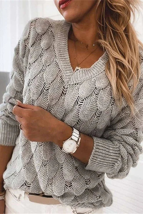 Grau Damenpullover mit V-Ausschnitt und Strickmuster aus weichem Baumwoll-Mix, ideal für vielseitige Freizeitlooks.