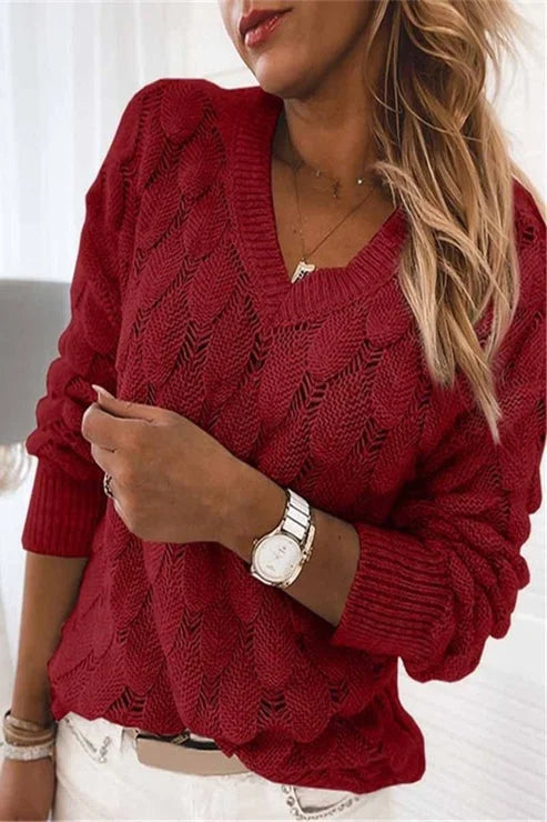 Roter Damenpullover mit V-Ausschnitt aus weichem Material und strukturiertem Strickmuster für angenehmen Tragekomfort.