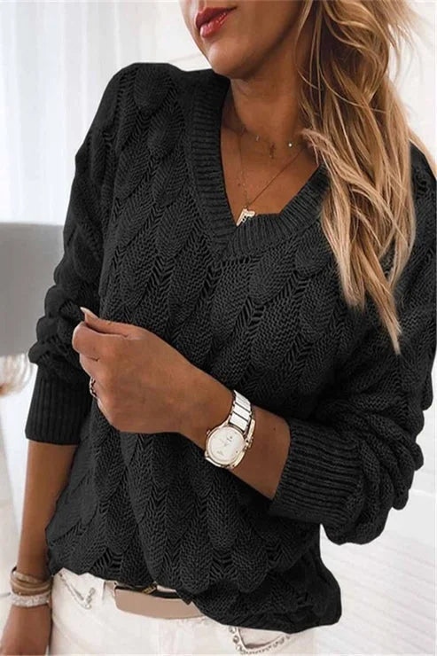 Schwarzer Damenpullover mit V-Ausschnitt, feinem Strickmuster und weichem Material für Alltag und Freizeit.