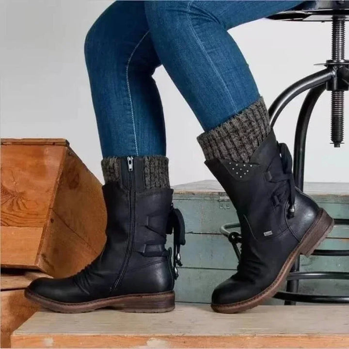 Schwarze Damenstiefel aus Leder mit Schnürung und Nietenakzenten für einen modernen Look und bequemen Tragekomfort.