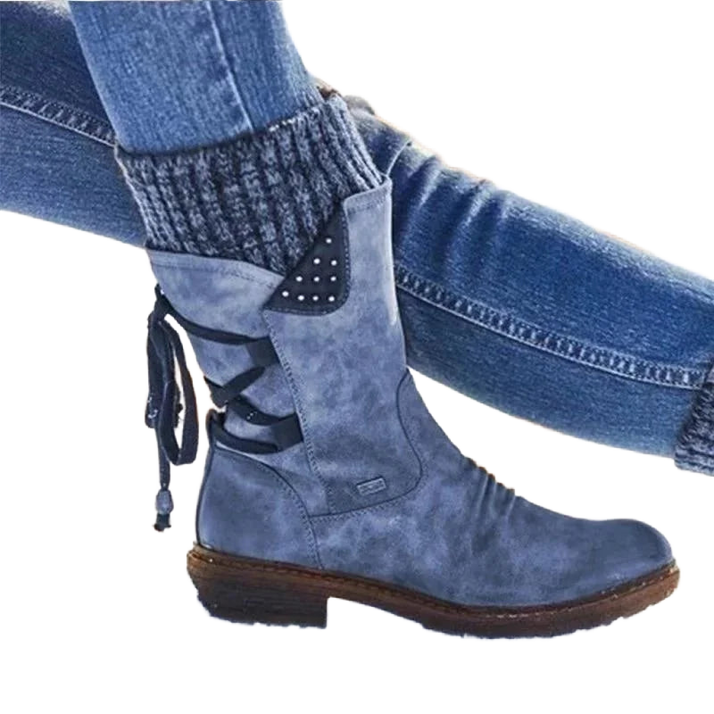 Damenstiefel in Blau, aus Kunstleder, mit Schnürung und Nietenakzenten für ein modisches Design. Ideal für den Alltag.