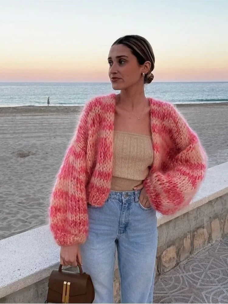 Damenstrickjacke in Pink mit offener Vorderseite, farbigem Design und weichem, warmem Material für den Alltag.