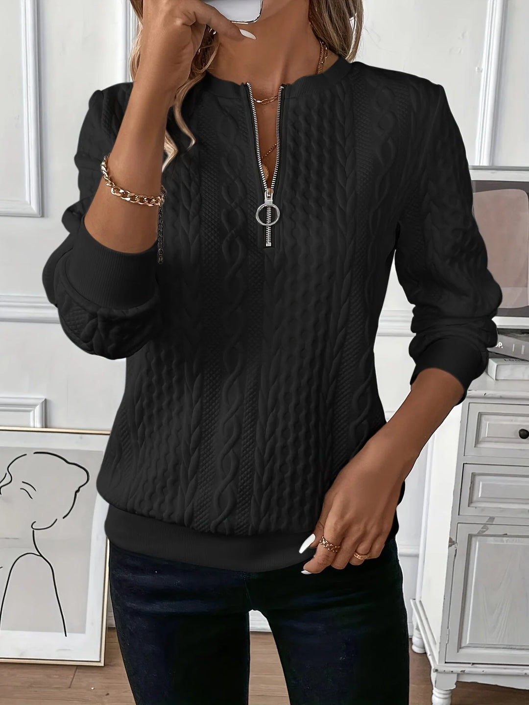 Schwarzer Damenstrickpullover mit Reißverschluss, Strukturmuster und weichem, atmungsaktivem Material für Komfort.