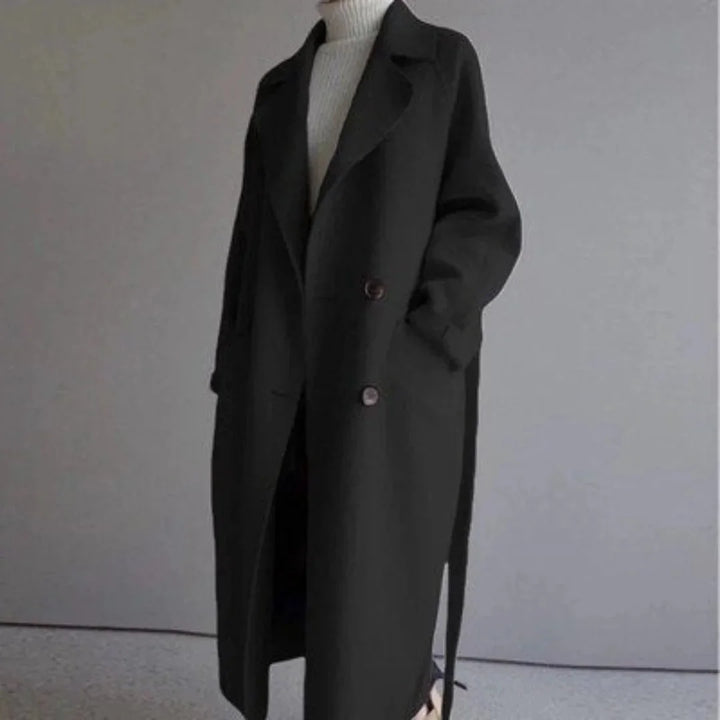 Schwarzer, lang geschnittener Damenmantel aus hochwertigem Material mit Gürtel und klassischem Design für eleganten Look.