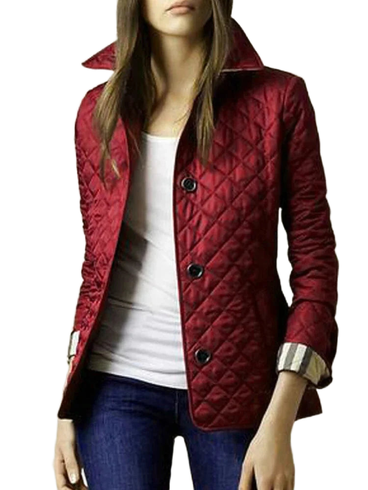 Burgunderrotes Damen Jackett aus gestepptem Material mit klassischem Knopfverschluss und elegantem Schnitt.