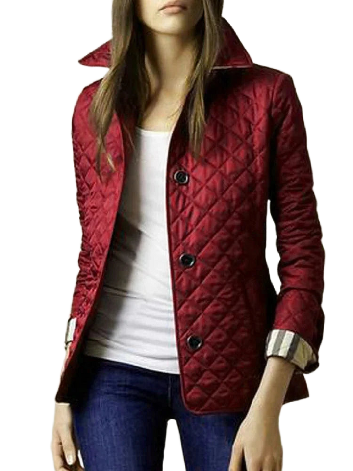 Burgunderrotes Damen Jackett aus gestepptem Material mit klassischem Knopfverschluss und elegantem Schnitt.