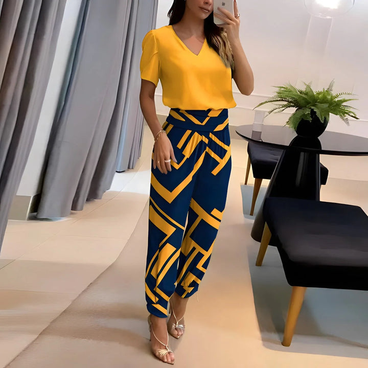 Elegante Damenbluse mit gemusterter Hose in gelb-blauer Print, aus leichter Baumwolle, mit lockerer Passform und modernen…