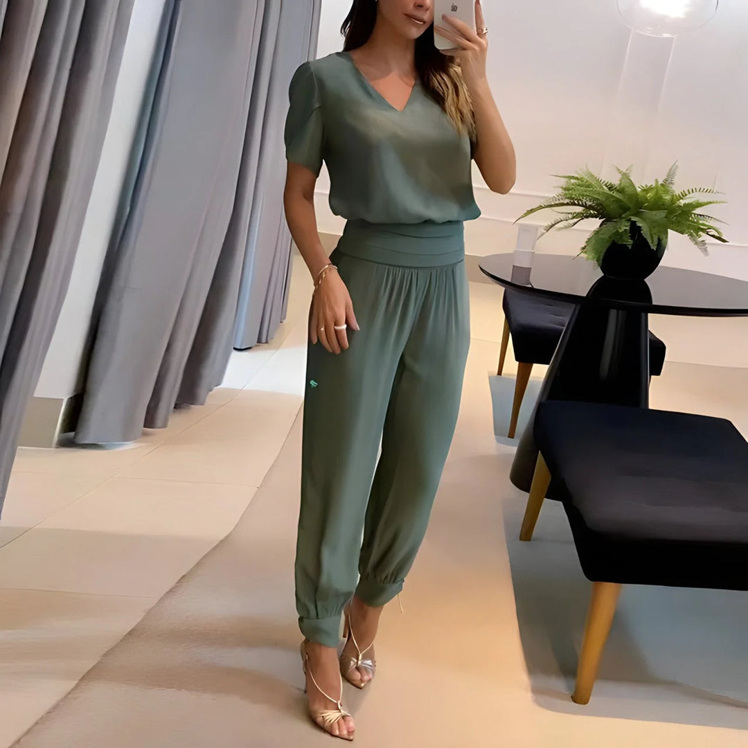 Elegante Damenbluse aus leichtem Stoff in Olivgrün, kombiniert mit gemusterter Hose für einen stilvollen Look.