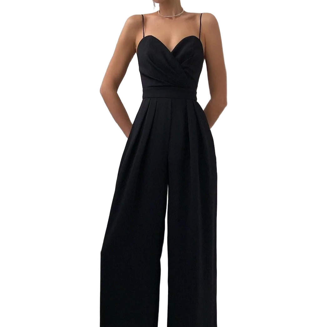 Schwarzer Damen Overall mit Herzausschnitt, weitem Bein, aus hochwertigem Stoff, elegant und stilvoll gestaltet.