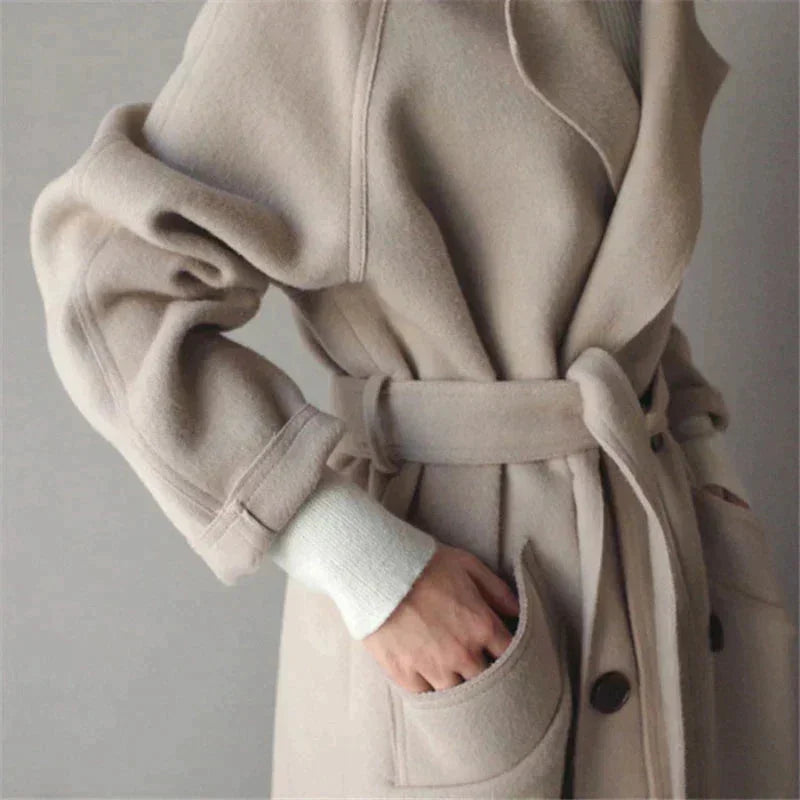 Eleganter Damenmantel aus weichem Stoff mit Gürtel und klassischen Knopfdetails, ideal für Herbst und Winter.