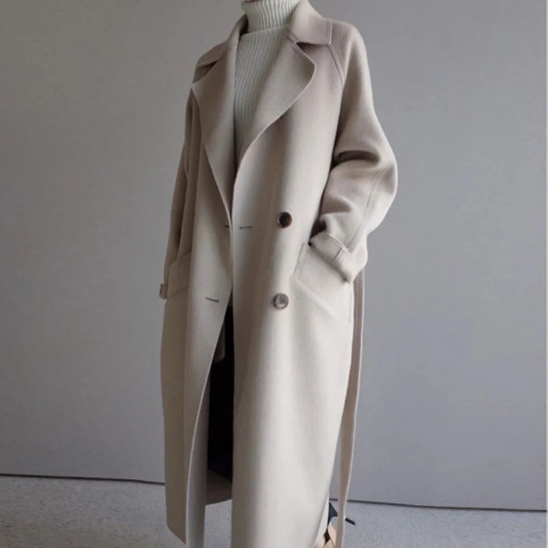 Eleganter beige Damenmantel aus weichem Stoff mit Gürtel und dekorativen Knopfdetails für stilvolle Outfits.