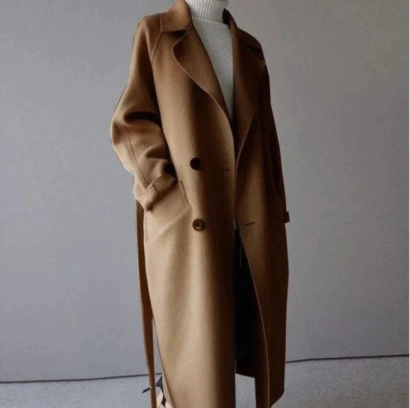 Eleganter brauner Damenmantel aus hochwertiger Wolle mit Gürtel und dekorativen Knopfdetails für modische Akzente.