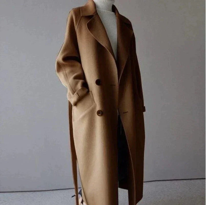 Eleganter brauner Damenmantel aus hochwertiger Wolle mit Gürtel und dekorativen Knopfdetails für modische Akzente.