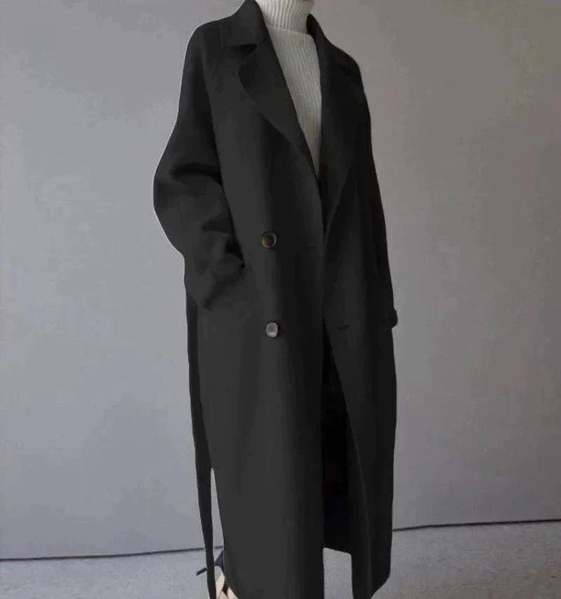 Eleganter schwarzer Damenmantel aus Wolle mit Gürtel und Knopfdetails für einen stilvollen Look.